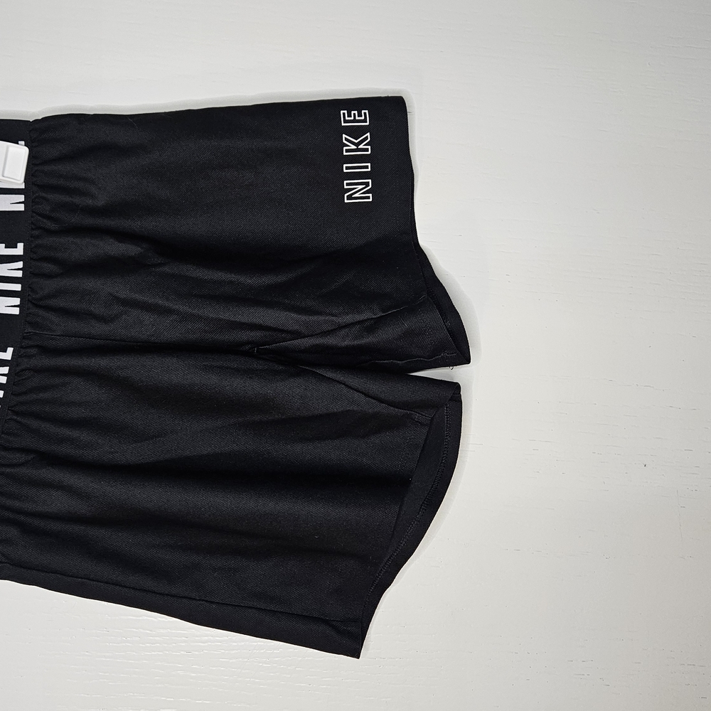 Nike Black Athletic Shorts Sleek Stretchy Design